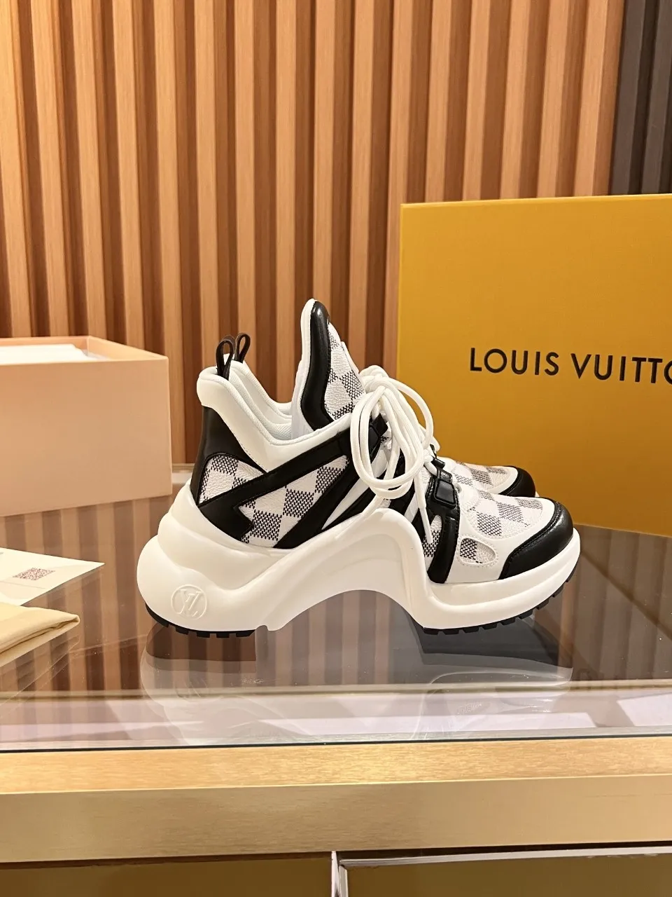 👟👟Ex-factory price 800👟👟 2025 new LV fancy black and white diamond model, high-end and elegant, showing long legs, casual sports dad shoes with heel height of about 5.5cm, 35-41